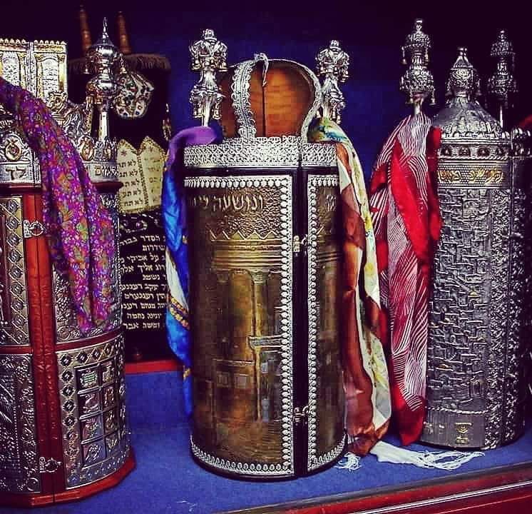 תפילה מיוחדות לפתיחת הַמַּזָּל. להתחיל את שבוע ברגל ימין בזכות פתיחת ההיכל ספר תורה